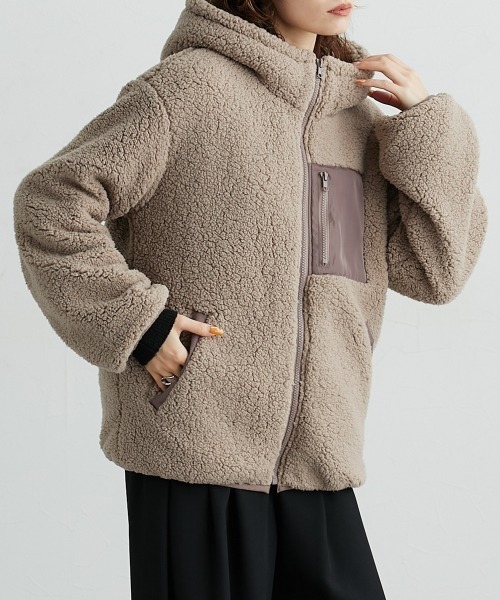 Soiunique（スワユニーク）の「中綿入りボアフードブルゾン　［Soiunique］（カバーオール・レディース・ブラック/モカ・L/M）」の2枚目の写真