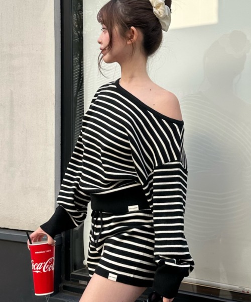 RAY CASSIN(レイカズン)の「ボーダーワンショルニット(ニット/セーター・レディース・レッド系その他2/アイボリー/ブラック系その他2/グレー系その他2・FREE)」の2枚目の写真