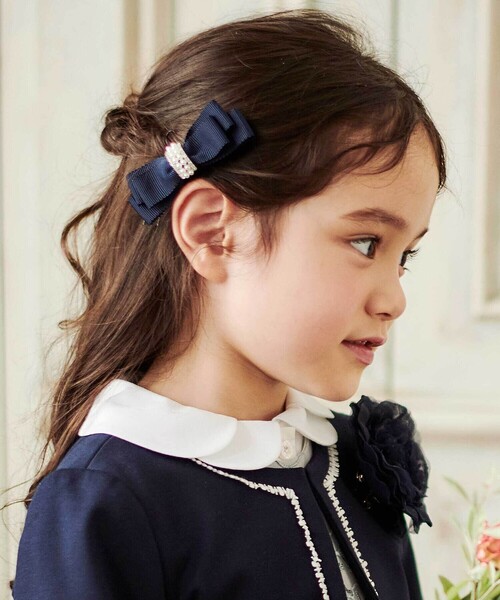 Tartine et Chocolat(タルティーヌエショコラ)の「ラインストーングログランリボンヘアクリップ(バレッタ/ヘアクリップ・キッズ・ホワイト/ネイビー・FREE)」の2枚目の写真