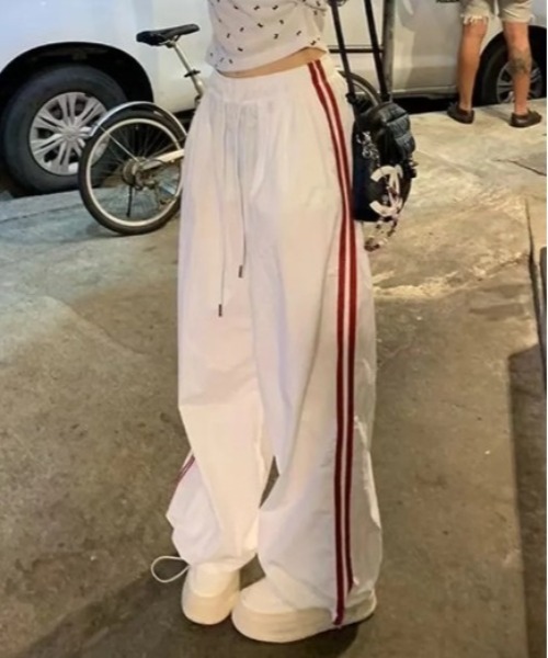 Vini(ヴィニ)の「サイドライン ルーズワイドジャージパンツ(カーゴパンツ・レディース・ホワイト・MEDIUM)」の1枚目の写真