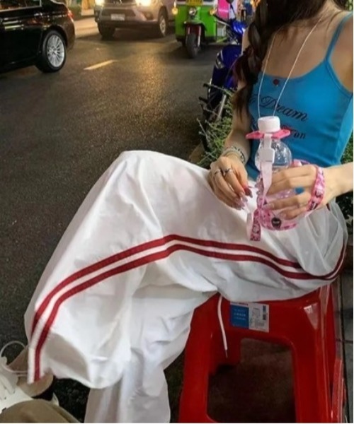 Vini(ヴィニ)の「サイドライン ルーズワイドジャージパンツ(カーゴパンツ・レディース・ホワイト・MEDIUM)」の2枚目の写真