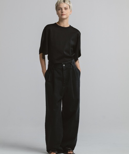CINOH(チノ)の「2-TUCK DENIM TROUSERS BLACK(デニムパンツ・レディース・ブラック・4/3/2)」の1枚目の写真