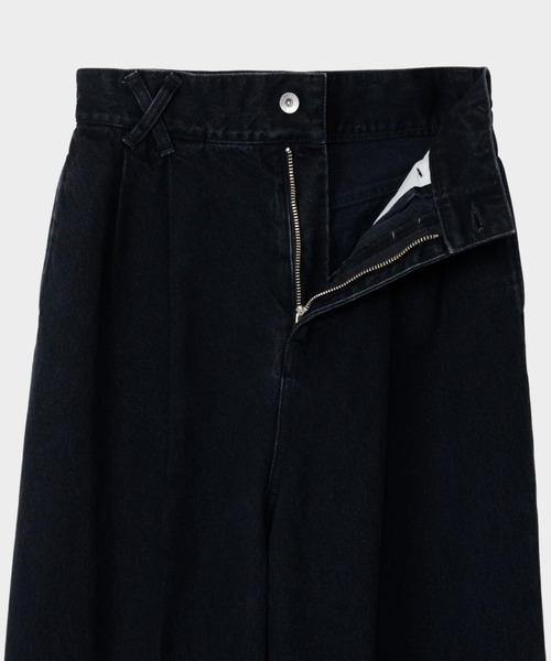 CINOH(チノ)の「2-TUCK DENIM TROUSERS BLACK(デニムパンツ・レディース・ブラック・4/3/2)」の2枚目の写真