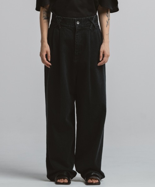CINOH(チノ)の「2-TUCK DENIM TROUSERS BLACK(デニムパンツ・レディース・ブラック・4/3/2)」の4枚目の写真