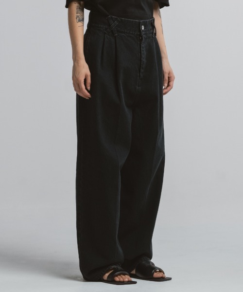 CINOH(チノ)の「2-TUCK DENIM TROUSERS BLACK(デニムパンツ・レディース・ブラック・4/3/2)」の5枚目の写真