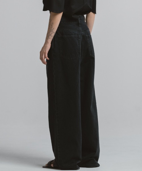 CINOH(チノ)の「2-TUCK DENIM TROUSERS BLACK(デニムパンツ・レディース・ブラック・4/3/2)」の6枚目の写真