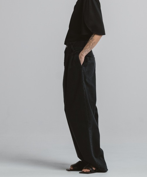 CINOH(チノ)の「2-TUCK DENIM TROUSERS BLACK(デニムパンツ・レディース・ブラック・4/3/2)」の7枚目の写真