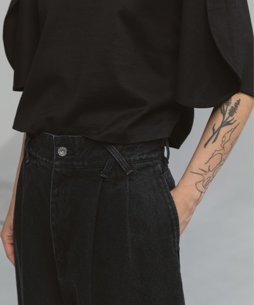 CINOH(チノ)の「2-TUCK DENIM TROUSERS BLACK(デニムパンツ・レディース・ブラック・4/3/2)」の8枚目の写真