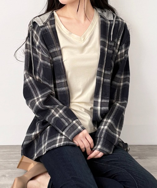 Dewlily(デューリリー)の「カジュアルに抜け感を足す一枚 レイヤード風フード付きチェックシャツ(シャツ/ブラウス・レディース・ブラック/ネイビー・S/M/L)」の6枚目の写真