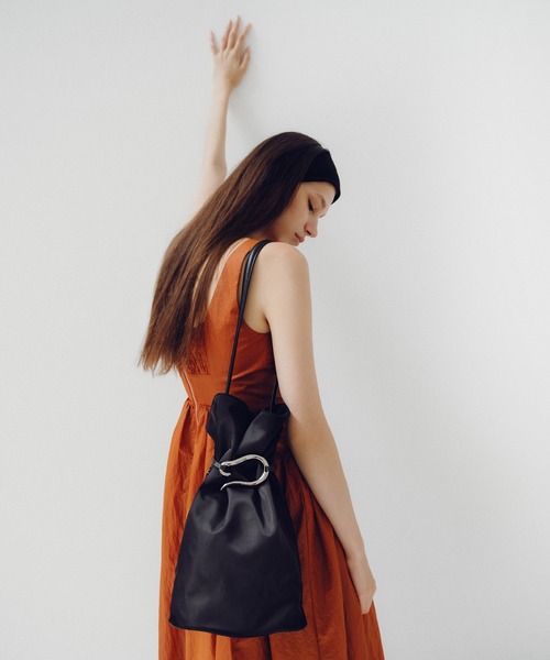 LE VERNIS(ル・ベルニ)の「LE VERNIS(ル・ベルニ)Poire bucket bag M(ショルダーバッグ・レディース・ブラック/グレー/ホワイト・FREE)」の13枚目の写真