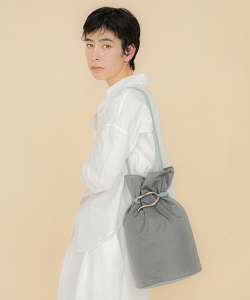 LE VERNIS(ル・ベルニ)の「LE VERNIS(ル・ベルニ)Poire bucket bag M(ショルダーバッグ・レディース・ブラック/グレー/ホワイト・FREE)」の22枚目の写真
