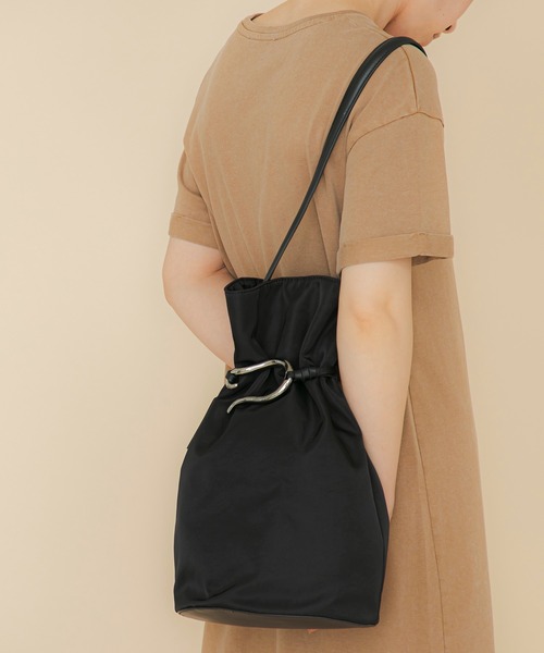 LE VERNIS(ル・ベルニ)の「LE VERNIS(ル・ベルニ)Poire bucket bag M(ショルダーバッグ・レディース・ブラック/グレー/ホワイト・FREE)」の21枚目の写真