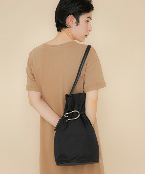 LE VERNIS(ル・ベルニ)の「LE VERNIS(ル・ベルニ)Poire bucket bag M(ショルダーバッグ・レディース・ブラック/グレー/ホワイト・FREE)」の20枚目の写真