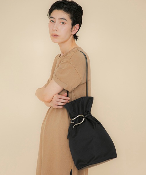 LE VERNIS(ル・ベルニ)の「LE VERNIS(ル・ベルニ)Poire bucket bag M(ショルダーバッグ・レディース・ブラック/グレー/ホワイト・FREE)」の17枚目の写真