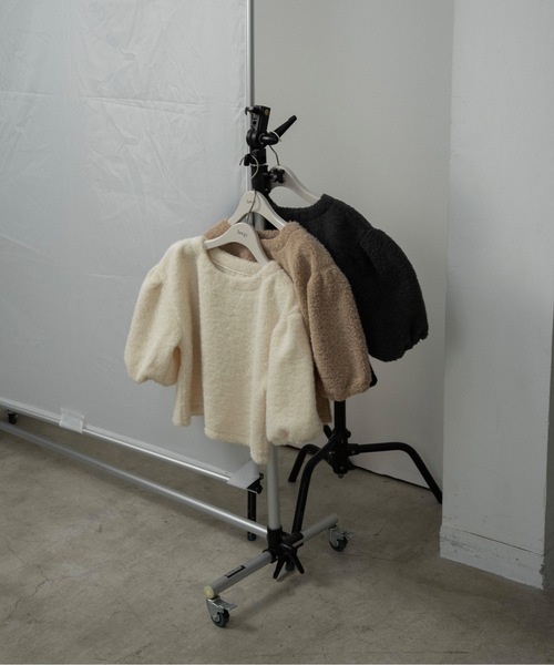 lawgy(ラウジー)の「fluffy puff shoulder short tops / フラッフィーパフショルダーショートトップス(その他トップス・レディース・アイボリー/ブラック/ベージュ・FREE)」の12枚目の写真