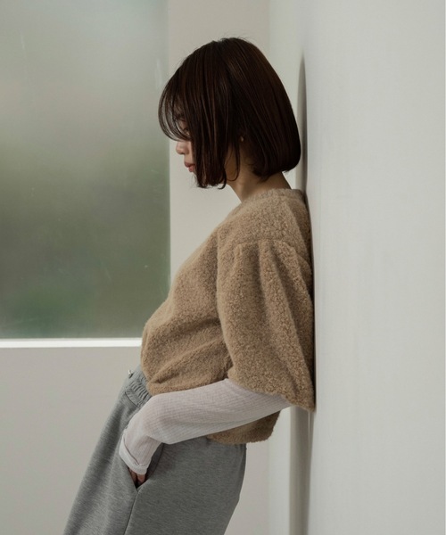 lawgy(ラウジー)の「fluffy puff shoulder short tops / フラッフィーパフショルダーショートトップス(その他トップス・レディース・アイボリー/ブラック/ベージュ・FREE)」の4枚目の写真