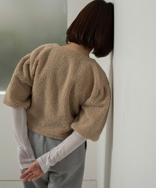 lawgy(ラウジー)の「fluffy puff shoulder short tops / フラッフィーパフショルダーショートトップス(その他トップス・レディース・アイボリー/ブラック/ベージュ・FREE)」の5枚目の写真