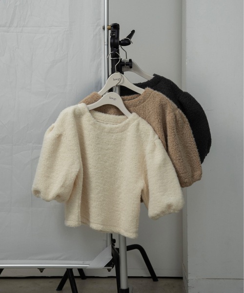 lawgy(ラウジー)の「fluffy puff shoulder short tops / フラッフィーパフショルダーショートトップス(その他トップス・レディース・アイボリー/ブラック/ベージュ・FREE)」の13枚目の写真