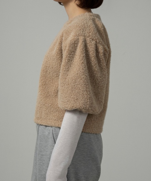 lawgy(ラウジー)の「fluffy puff shoulder short tops / フラッフィーパフショルダーショートトップス(その他トップス・レディース・アイボリー/ブラック/ベージュ・FREE)」の6枚目の写真