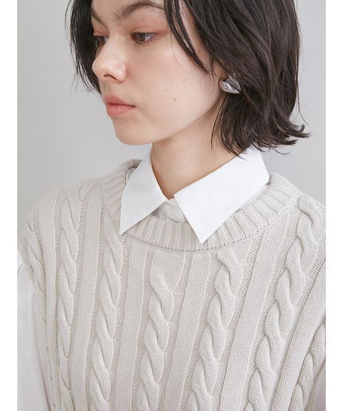Mila Owen(ミラオーウェン)の「付け衿付きシャツドッキングケーブルニット(シャツ/ブラウス・レディース・ネイビー/キャメル/ライトベージュ・F)」の16枚目の写真