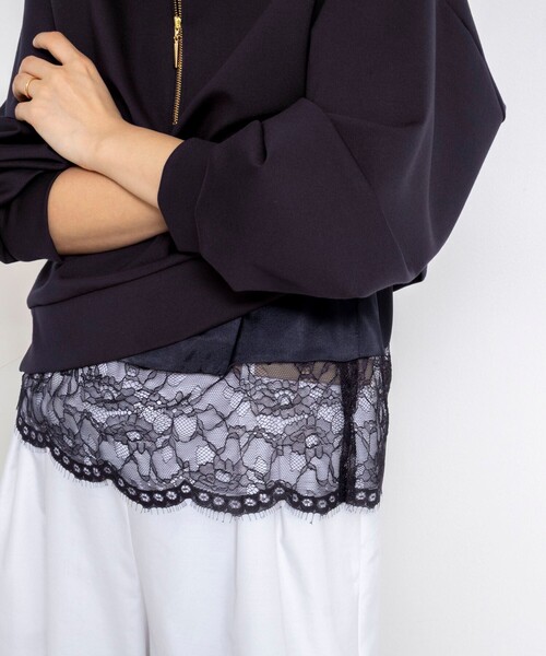 NOLLEY’S(ノーリーズ)の「ウォッシャブル裾レースオトナサテンTシャツ(シャツ/ブラウス・レディース・ブラック/ネイビー/ホワイト・38)」の3枚目の写真