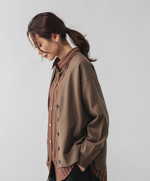 GLOBAL WORK（グローバルワーク）の「ドライタッチVネックカーディガン長袖/634143（カーディガン/ボレロ・レディース・ブラウン/グレー系5/ブラック/コーラルピンク/ライトイエロー/ライトブルー/ライトベージュ・SHORT/REGULAR）」の3枚目の写真