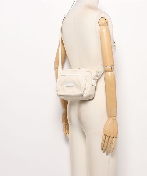 HUNTER（ハンター）の「ナイロン クロスボディ ボーン イン スコットランド（ボディバッグ/ウエストポーチ・レディース・ホワイト・ONE）」の9枚目の写真