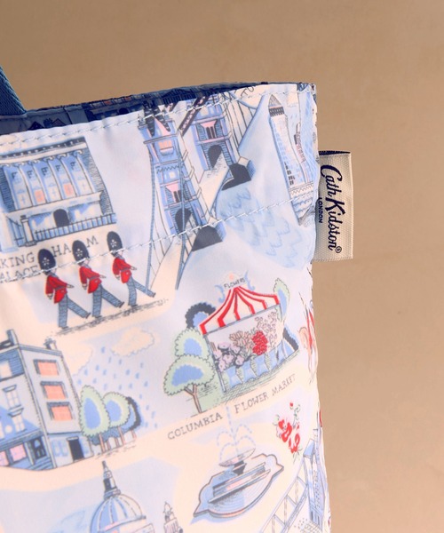 Cath Kidston(キャスキッドソン)の「フォルダウェイ トートバッグ London Town(エコバッグ/サブバッグ・レディース・ブルー・FREE)」の4枚目の写真