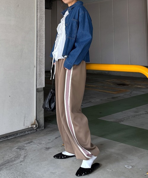 ISOOK（アイスー）の「【ISOOK / アイスー】オーバーサイズデニムライクジャケット / Gジャン デニムシャツ シャツジャケット デニムジャケット ミドル丈 ビッグシルエット オーバーサイズ 長袖 春ジャケット 春服 ブルー ライトブルー ZOZOTOWN限定（デニムジャケット・レディース・ライトブルー/ブルー・FREE）」の13枚目の写真