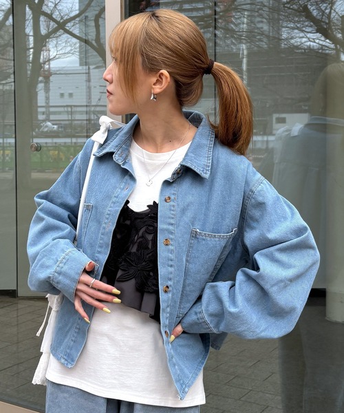 ISOOK（アイスー）の「【ISOOK / アイスー】オーバーサイズデニムライクジャケット / Gジャン デニムシャツ シャツジャケット デニムジャケット ミドル丈 ビッグシルエット オーバーサイズ 長袖 春ジャケット 春服 ブルー ライトブルー ZOZOTOWN限定（デニムジャケット・レディース・ライトブルー/ブルー・FREE）」の4枚目の写真