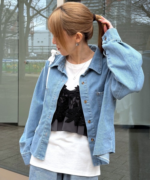 ISOOK（アイスー）の「【ISOOK / アイスー】オーバーサイズデニムライクジャケット / Gジャン デニムシャツ シャツジャケット デニムジャケット ミドル丈 ビッグシルエット オーバーサイズ 長袖 春ジャケット 春服 ブルー ライトブルー ZOZOTOWN限定（デニムジャケット・レディース・ライトブルー/ブルー・FREE）」の16枚目の写真