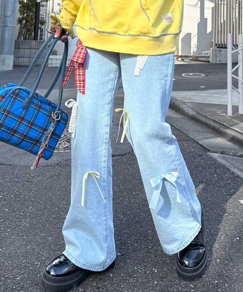 CIAOPANIC TYPY（チャオパニックティピー）の「【HELLO.SANFRANCISCO/ハローサンフランシスコ】カラフルリボンフレアデニム（デニムパンツ・レディース・ブルー/サックスブルー・SMALL/MEDIUM）」の2枚目の写真