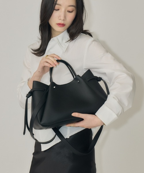 NEUNA(ヌナ)の「【iPadがすっぽり入る◎&ポーチ付き!】ノットハンドルバッグ(トートバッグ・レディース・ブラック/ライトベージュ・FREE)」の2枚目の写真
