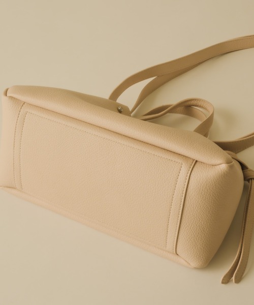 NEUNA(ヌナ)の「【iPadがすっぽり入る◎&ポーチ付き!】ノットハンドルバッグ(トートバッグ・レディース・ブラック/ライトベージュ・FREE)」の5枚目の写真