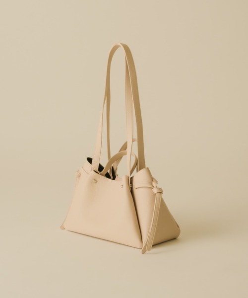 NEUNA(ヌナ)の「【iPadがすっぽり入る◎&ポーチ付き!】ノットハンドルバッグ(トートバッグ・レディース・ブラック/ライトベージュ・FREE)」の17枚目の写真