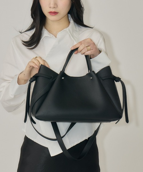 NEUNA(ヌナ)の「【iPadがすっぽり入る◎&ポーチ付き!】ノットハンドルバッグ(トートバッグ・レディース・ブラック/ライトベージュ・FREE)」の9枚目の写真