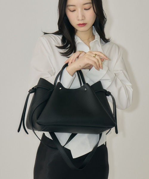 NEUNA(ヌナ)の「【iPadがすっぽり入る◎&ポーチ付き!】ノットハンドルバッグ(トートバッグ・レディース・ブラック/ライトベージュ・FREE)」の10枚目の写真
