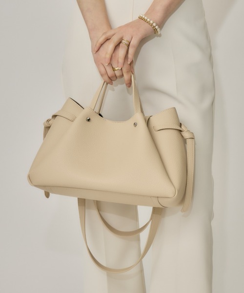 NEUNA(ヌナ)の「【iPadがすっぽり入る◎&ポーチ付き!】ノットハンドルバッグ(トートバッグ・レディース・ブラック/ライトベージュ・FREE)」の13枚目の写真