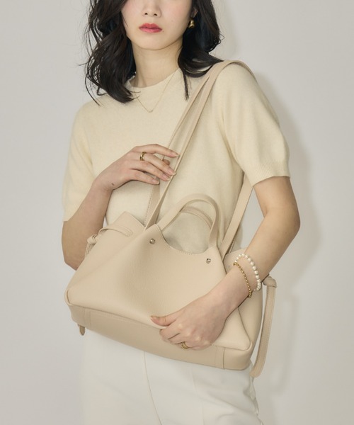 NEUNA(ヌナ)の「【iPadがすっぽり入る◎&ポーチ付き!】ノットハンドルバッグ(トートバッグ・レディース・ブラック/ライトベージュ・FREE)」の11枚目の写真