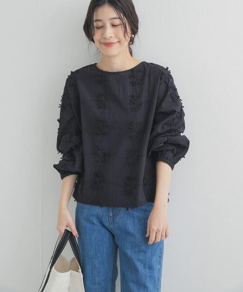 URBAN RESEARCH DOORS（アーバンリサーチドアーズ）の「立体刺繍ブラウス（シャツ/ブラウス・レディース・オフホワイト/ブラック・FREE）」の2枚目の写真