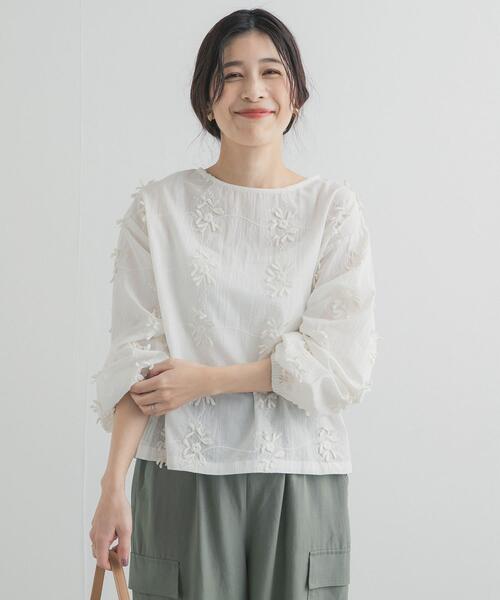 URBAN RESEARCH DOORS（アーバンリサーチドアーズ）の「立体刺繍ブラウス（シャツ/ブラウス・レディース・オフホワイト/ブラック・FREE）」の3枚目の写真