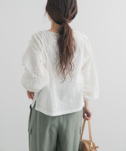 URBAN RESEARCH DOORS（アーバンリサーチドアーズ）の「立体刺繍ブラウス（シャツ/ブラウス・レディース・オフホワイト/ブラック・FREE）」の8枚目の写真