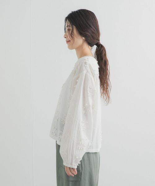 URBAN RESEARCH DOORS（アーバンリサーチドアーズ）の「立体刺繍ブラウス（シャツ/ブラウス・レディース・オフホワイト/ブラック・FREE）」の11枚目の写真
