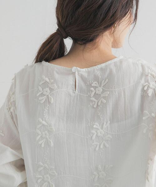 URBAN RESEARCH DOORS（アーバンリサーチドアーズ）の「立体刺繍ブラウス（シャツ/ブラウス・レディース・オフホワイト/ブラック・FREE）」の13枚目の写真