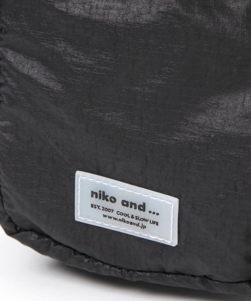 niko and...(ニコアンド)の「パッカブル ショルダーバッグ / 600mlボトル収納可能(ショルダーバッグ・レディース・アイボリー/ブラック/ブルー・0)」の9枚目の写真