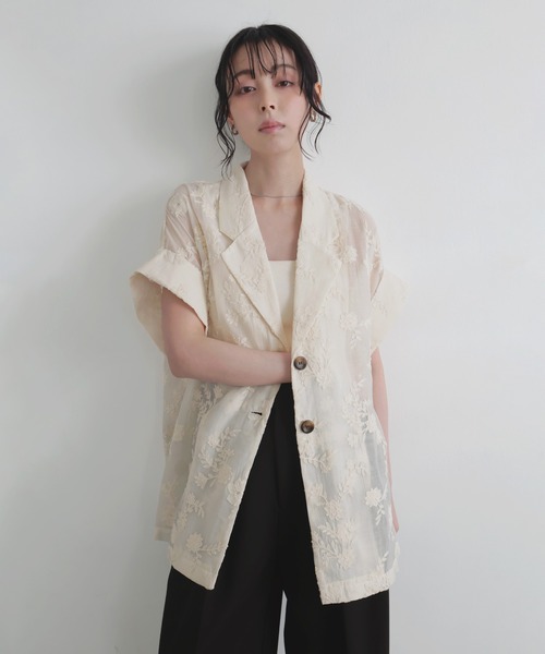 LIAN(リアン)の「フラワーエンブロイダリーハーフジャケット(テーラードジャケット・レディース・ブラック/アイボリー・FREE)」の3枚目の写真