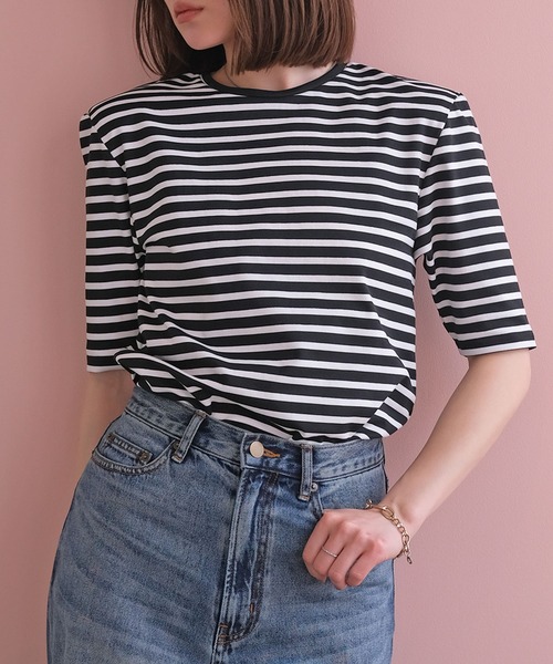 AKTE(アクテ)の「ショルダーパッドクルーネックTシャツ(Tシャツ/カットソー・レディース・ホワイト×ブラック/ブラック・FREE)」の1枚目の写真