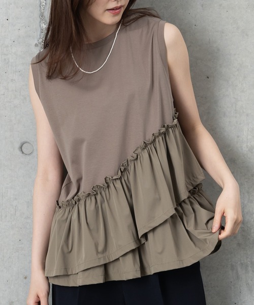 MAISONCOMFY (メゾンコンフィ)の「【接触冷感 フリルカットソー】異素材ドッキングが可愛らしい1枚(Tシャツ/カットソー・レディース・カーキ/ブラック/ホワイト・FREE)」の1枚目の写真