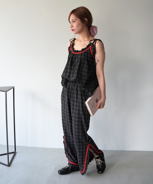 SANSeLF(サンセルフ)の「【SANSeLF】レトロパイピングチェックキャミセットアップ saw26s073(セットアップ・レディース・ブラック/ブラウン・FREE)」の1枚目の写真