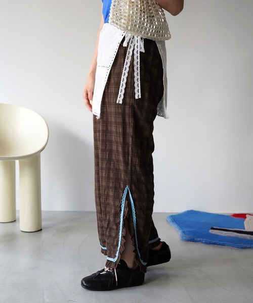 SANSeLF(サンセルフ)の「【SANSeLF】レトロパイピングチェックキャミセットアップ saw26s073(セットアップ・レディース・ブラック/ブラウン・FREE)」の3枚目の写真